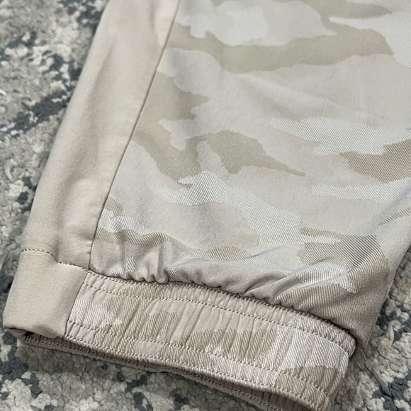 Women’s Athleta Brooklyn Camo Jogger Pants Tan Workout Casual Athletic Sz 10 - Picture 2 of 8